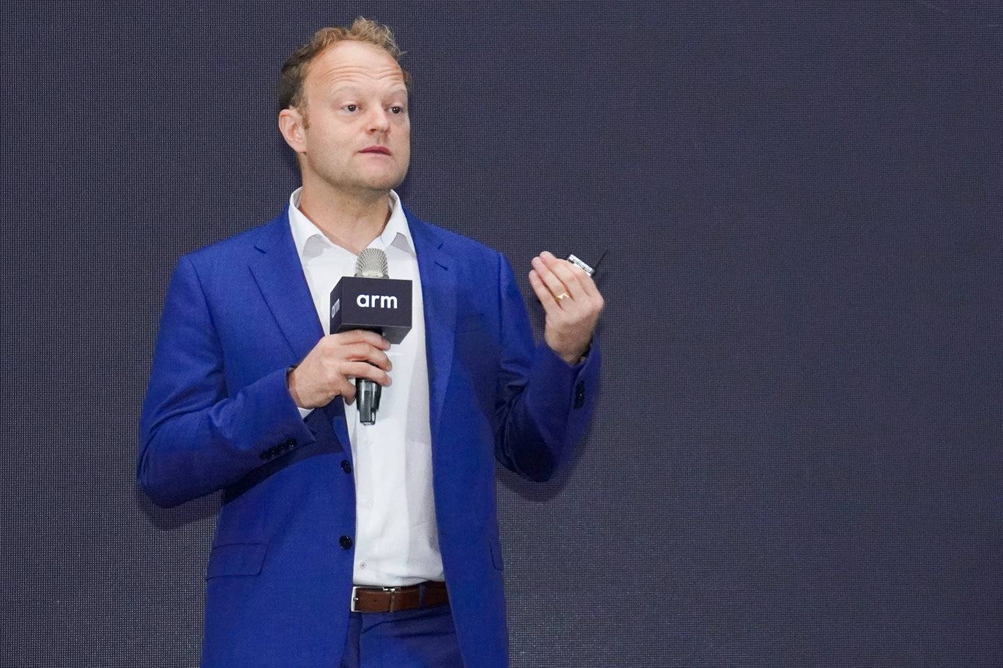 Arm終端產品事業部產品管理資深總監Stefan Rosinger在《塑造智慧消費性電子的未來：Arm 終端產品藍圖》主題演說中介紹全新Lumex CSS平台特色。