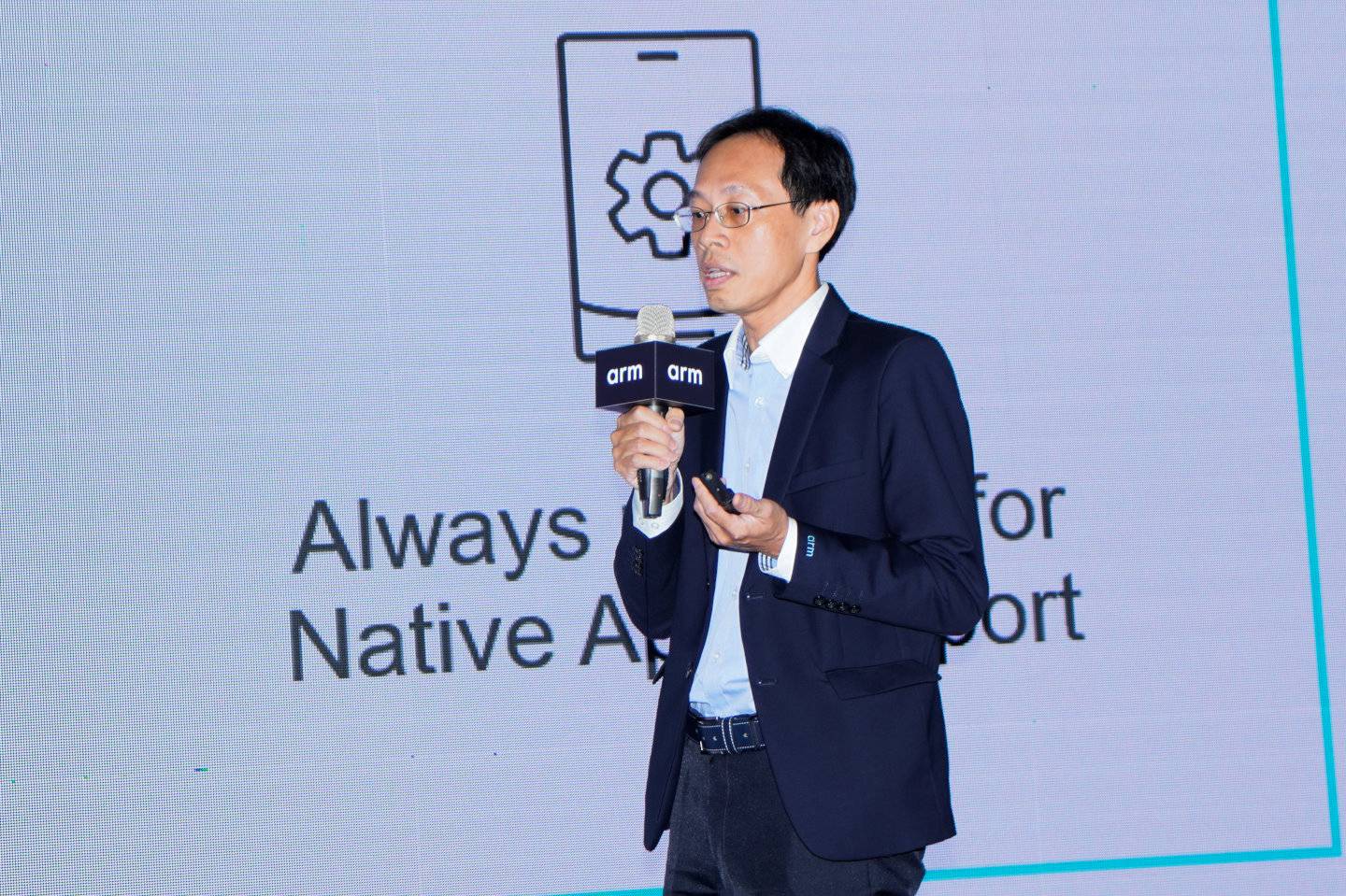 Arm首席應用工程師余志誠在《Windows on Arm應用程式效能與可靠性的實務知識》主題演說中介紹原生Arm架構應用程式的優勢。