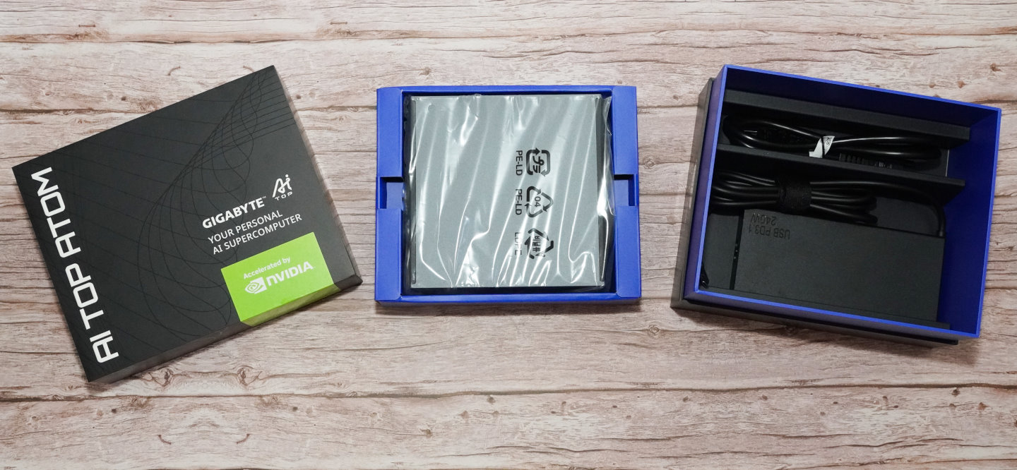 打開黑色包裝後，內裏呈現技嘉科技的主題藍色。