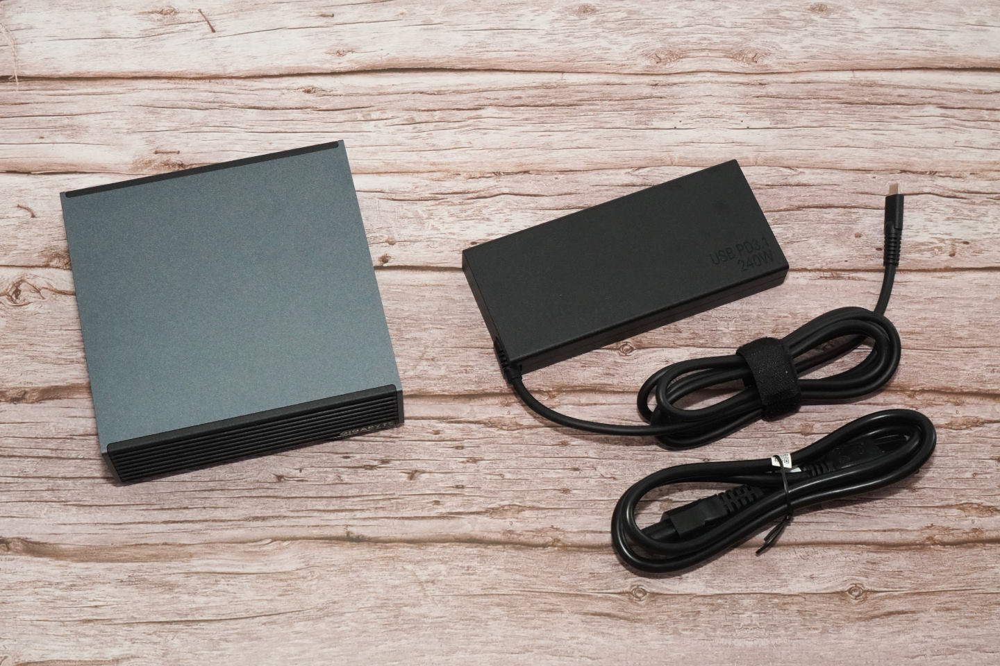 包裝內容物主要具有 AI TOP ATOM 主機以及 240 瓦電源供應器。