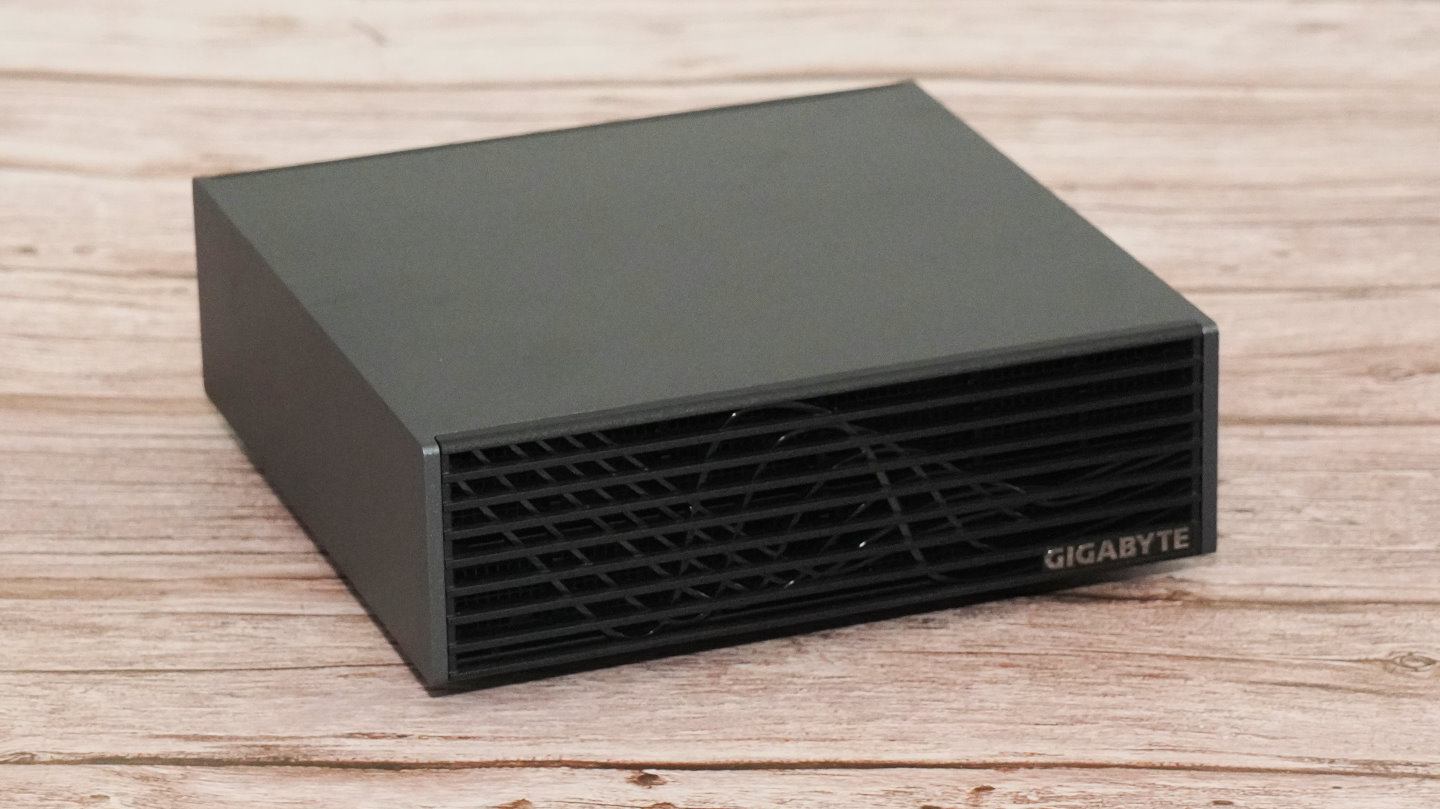 AI TOP ATOM 主機正面的風格與包裝盒相呼應，都以黑色曲線裝飾。