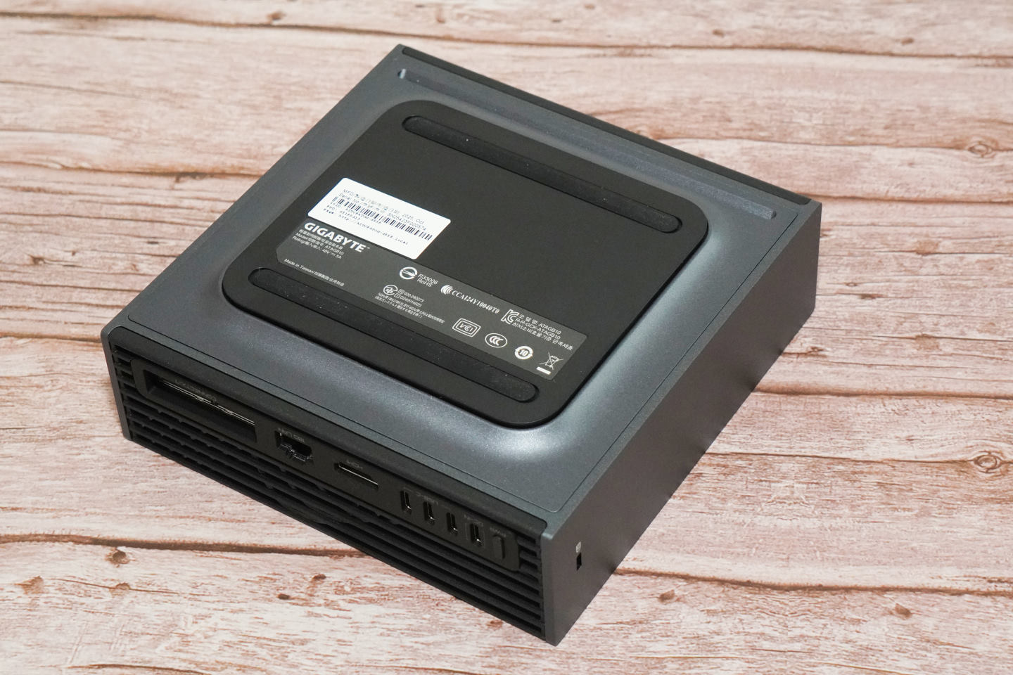 主機的下方用兩條防滑條墊墊高，有助於散熱。