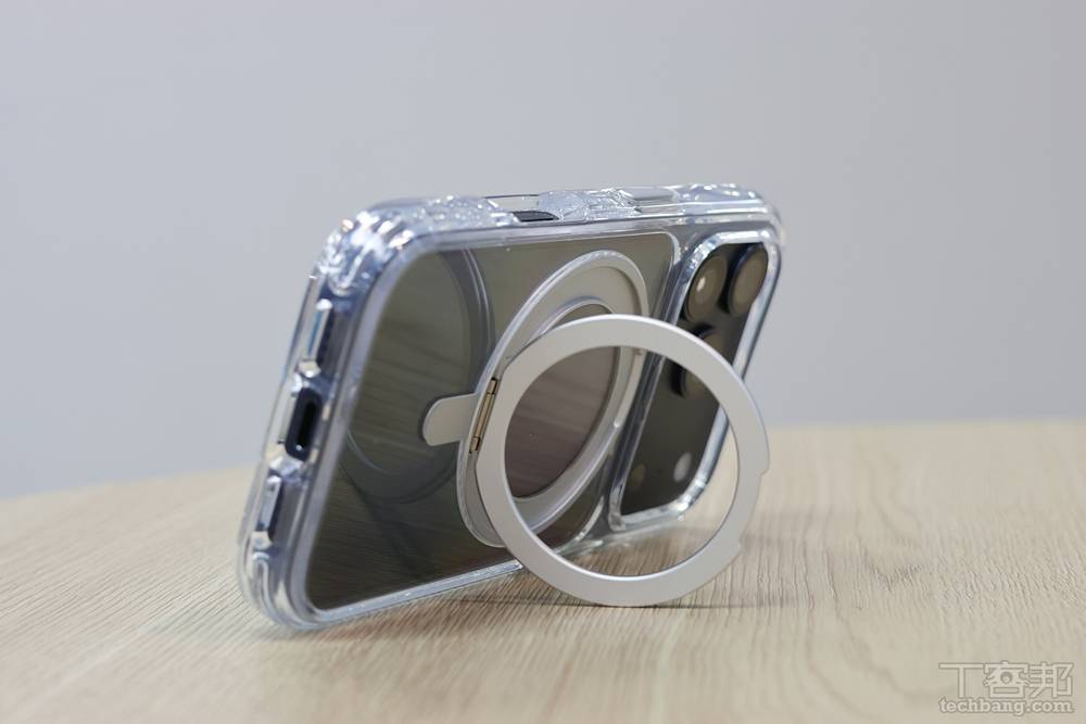 360 度旋轉的磁吸支架，能在觀影、視訊時提供更彈性的角度。