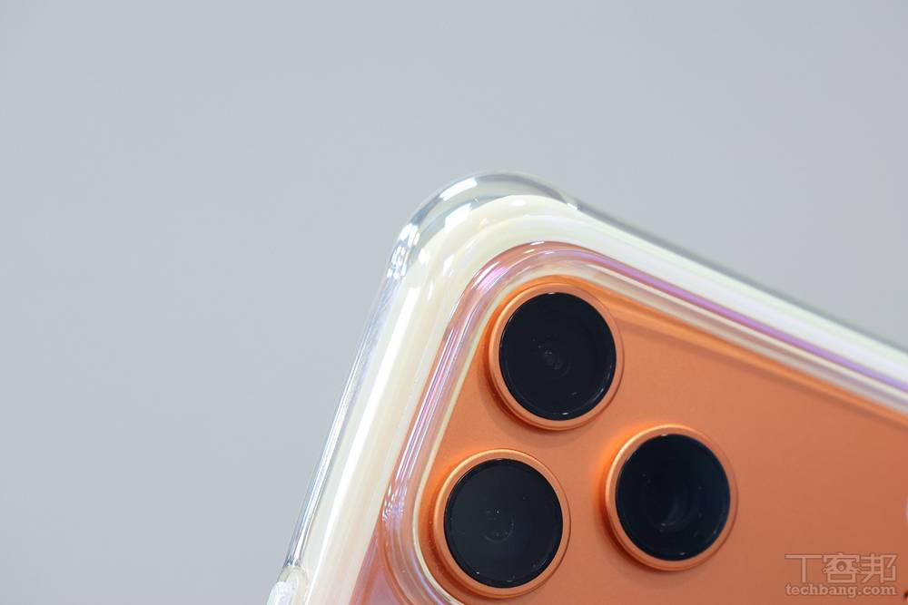 與 AERO PROTECT 結構相似，同樣內建 360° 獨家吸震防摔氣囊。