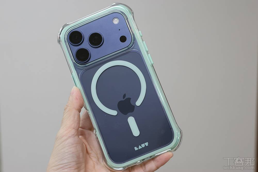 保護殼採用高透背板與抗黃化材質，目標是在長期使用下，依然能保持透明度。