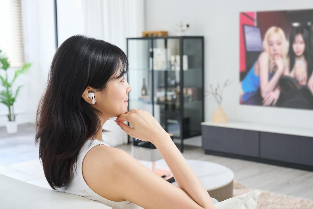 投影機內建藍牙模組，可支援無線耳機連接，即使是夜貓族也能盡情觀影，不擔心打擾他人。