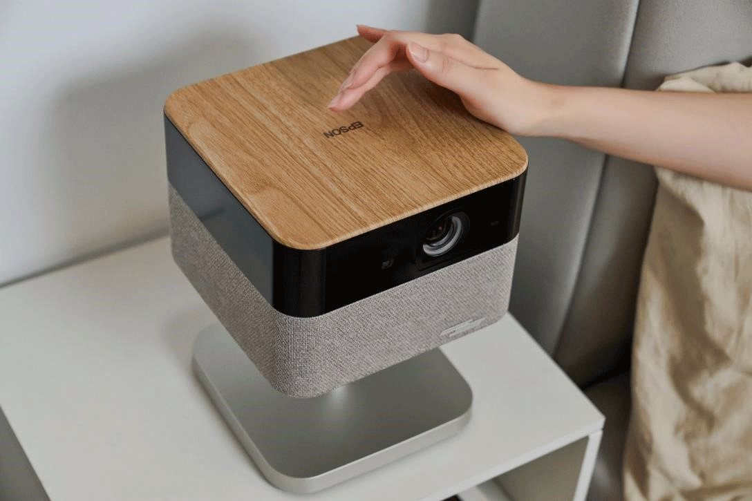 EF-72 機頂的氣氛燈觸控開關採用木質面板設計，觸感溫潤，為科技感增添一絲自然氣息。