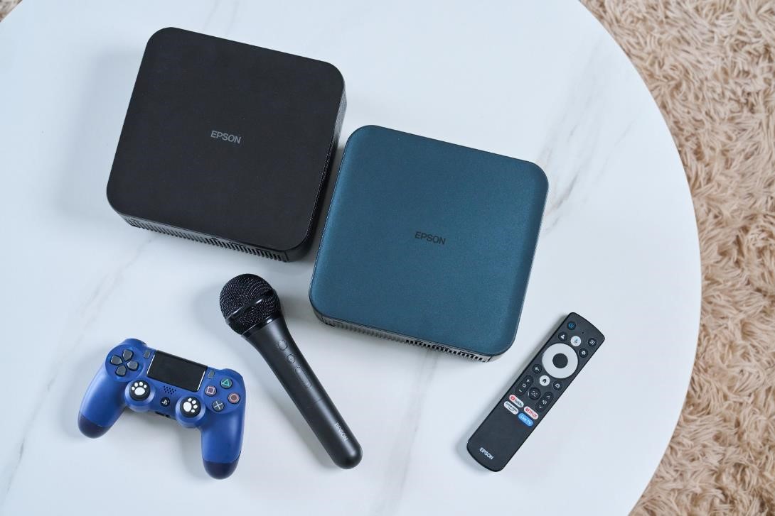 偏沉穩風格的 EF-62 則推出夜曲黑與爵士藍兩種版本。