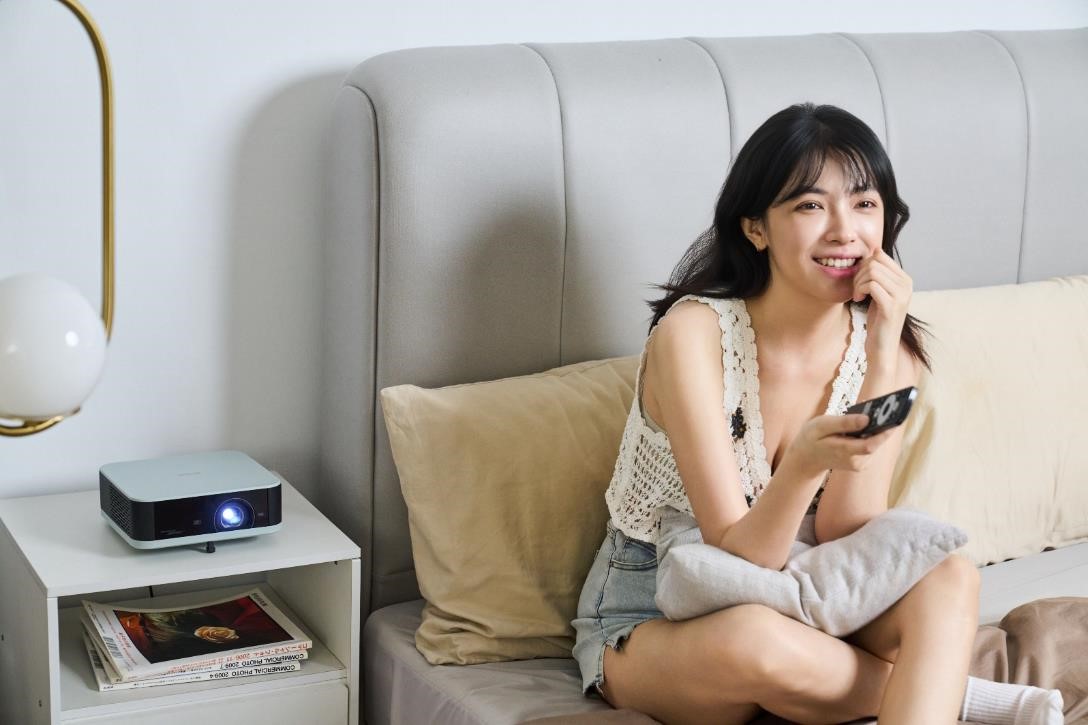 EF-61、EF-62、EF-72 具備自動梯形修正與自動對焦功能，搭配 1.2 投射比鏡頭，讓投影距離更靈活，讓投影機的擺放位置不再受限。(圖為 EF-61)