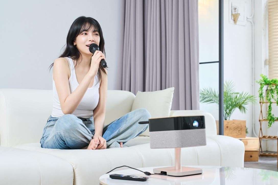 裝上 Epson 推出的無線麥克風套件，投影機即可搖身一變成為卡拉 OK 伴唱機，輕鬆享受居家歡唱時光。