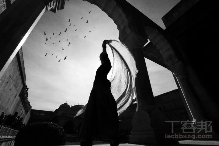 街頭瞬間的定格,讓黑白影像更具敘事張力。