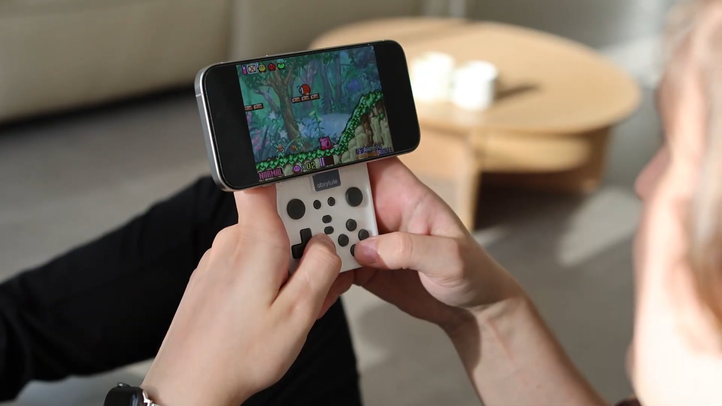 Abxylute M4是款相容MagSafe功能的遊戲手把，可以配合手機的橫向或直立方向使用。