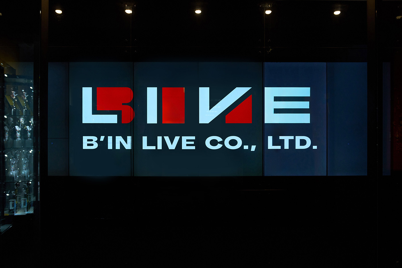 必應創造是目前國內規模最大的演唱會與大型活動承辦團隊。從前期概念發想、舞台與空間設計，到現場執行與整體製作，他們擁有一條龍且成熟的團隊能量，因此成為無數海內外巨星、天團的指定合作夥伴。