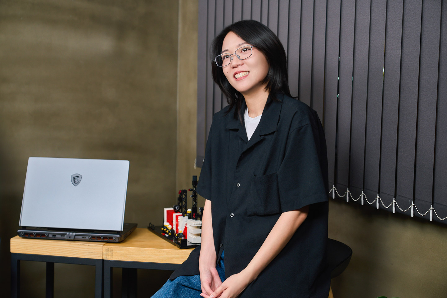 林沂柔從室內設計跨足舞台領域後，至今累積超過十年的創作經驗。她把建築背景化作理解舞台的底層語法，讓每一場演出都能從結構與情緒兩個層面同時被看見。