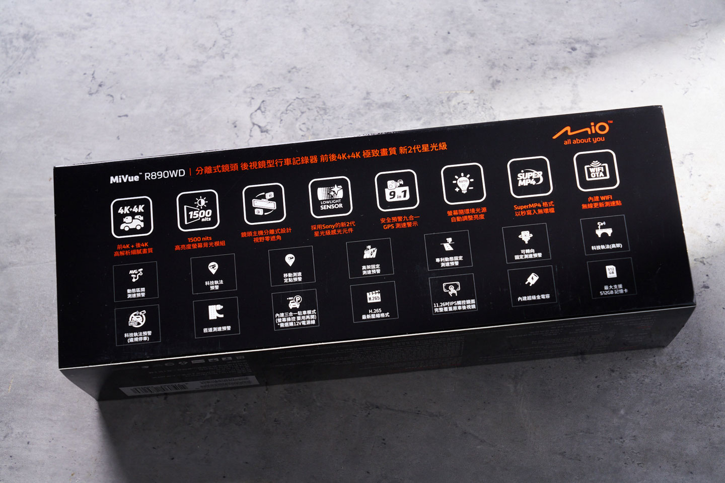 外盒的背面則以圖文並列方式呈現主要特色,像前後雙 4K、STARVIS 2 感光元件、大尺寸觸控螢幕等重點都一目了然,開箱前就能快速掌握這款行車記錄器的功能亮點。