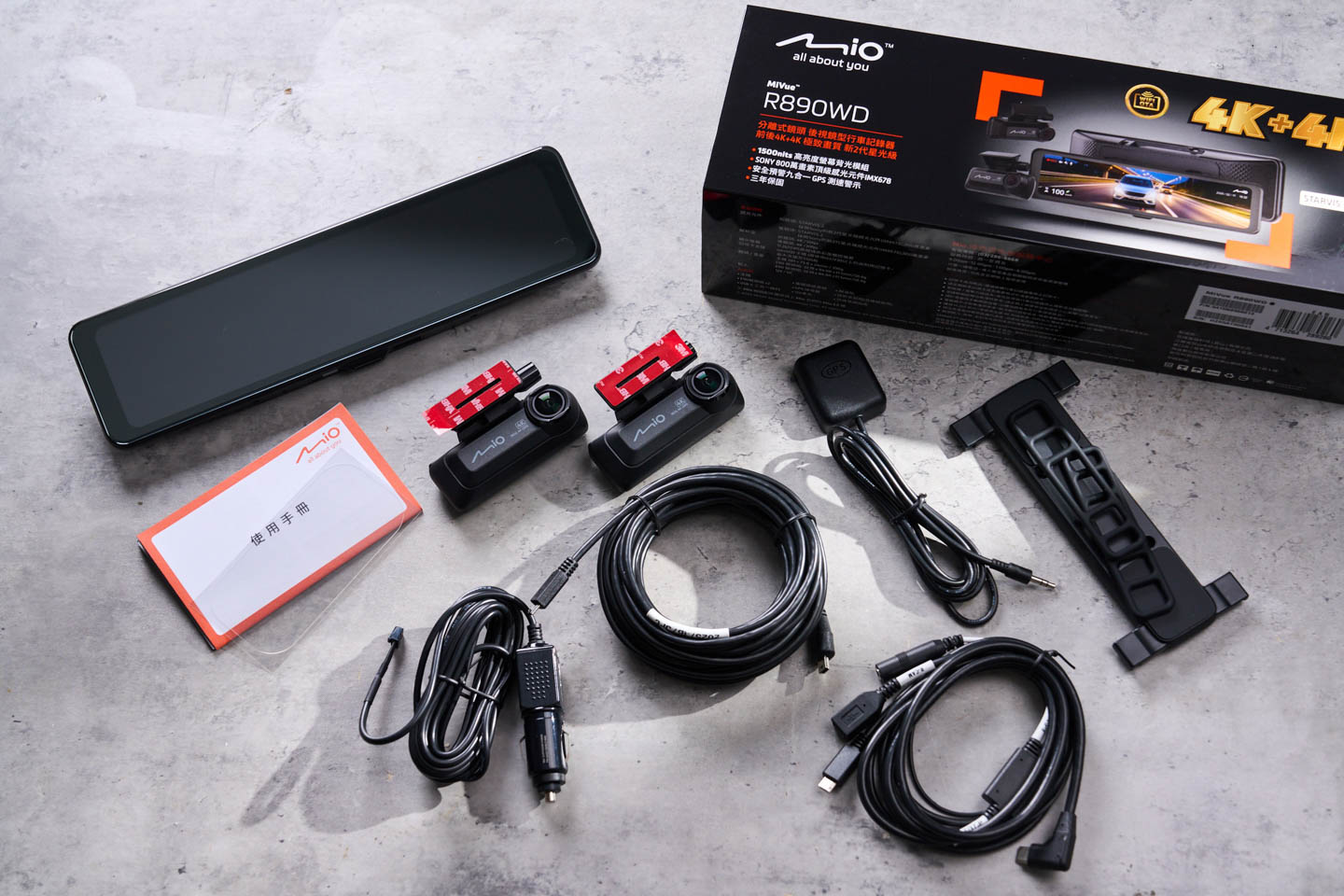 將R890WD 的所有配件一字排開,包含後視鏡型的主機本體、前後雙鏡頭,以及各式各樣的電源線、連接線與固定扣具,相當齊全,基本上開箱後就能直接安裝,不需要另外準備額外的材料。