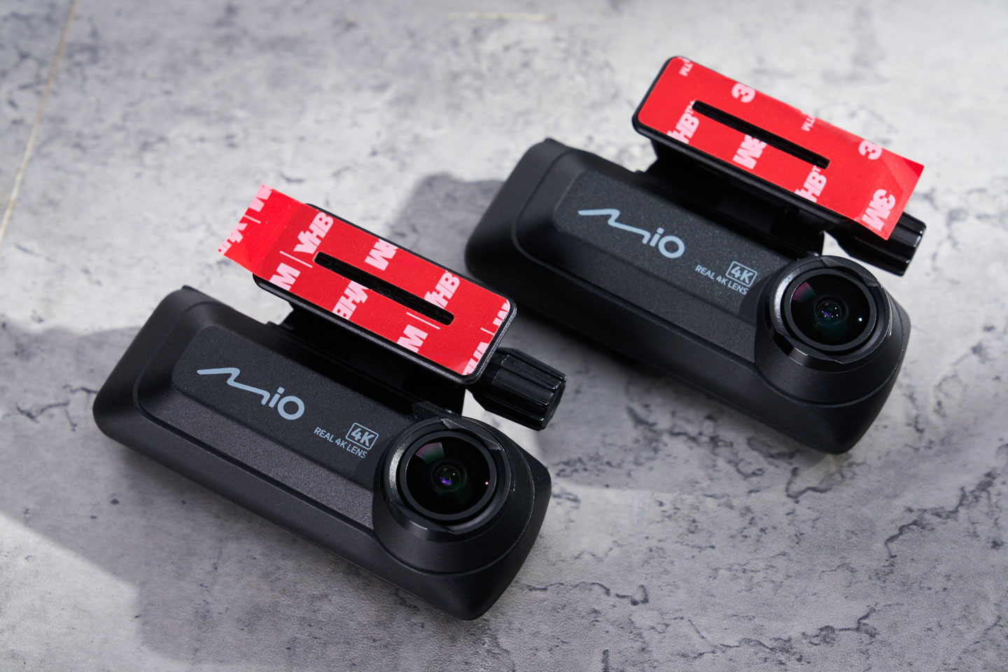 R890WD 的前鏡頭與後鏡頭採用相同規格,兩顆都搭載 Sony STARVIS 2 星光級 800 萬畫素感光元件,能錄製 4K 30fps 的高畫質影像。前方路況或後方車流都能以同樣的清晰度完整記錄,對需要前後雙畫面存證的駕駛來說很實用。