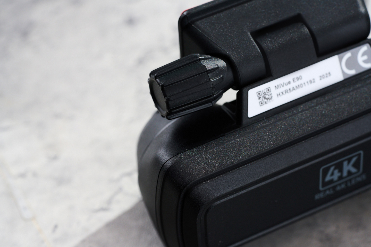 鏡頭支援上下傾角度調整,可依照車款前檔或後檔玻璃的角度微調視野,讓畫面更準確地對準道路,不會因車型不同而拍到太多天空或車頭。