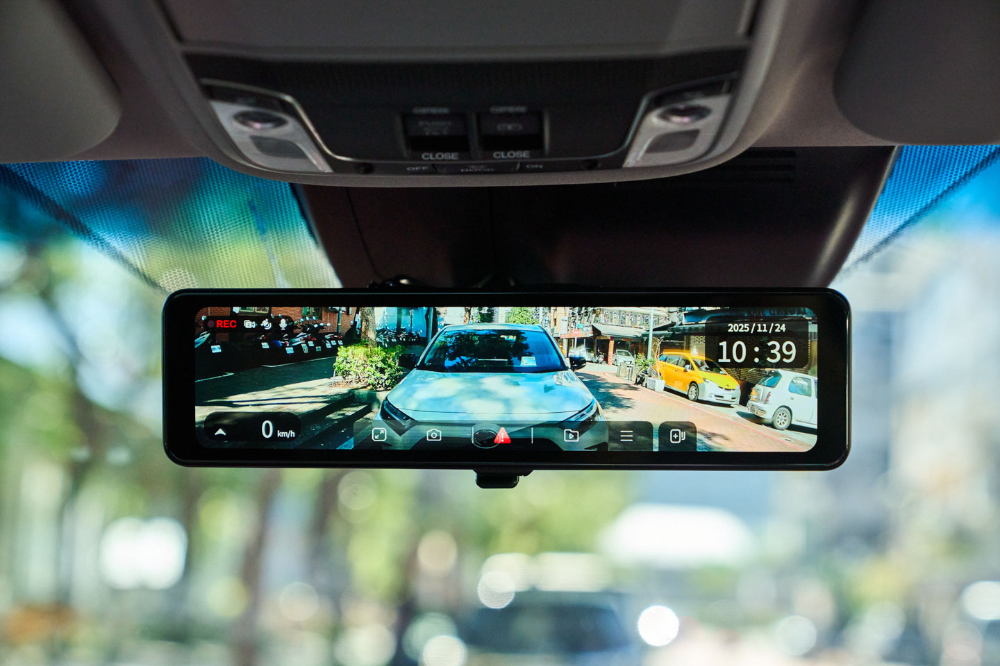 輕點一下螢幕,下方就會彈出功能選單,像是視野縮放、拍照截圖、緊急錄影、影像瀏覽與設定等常用功能都集中在這裡。