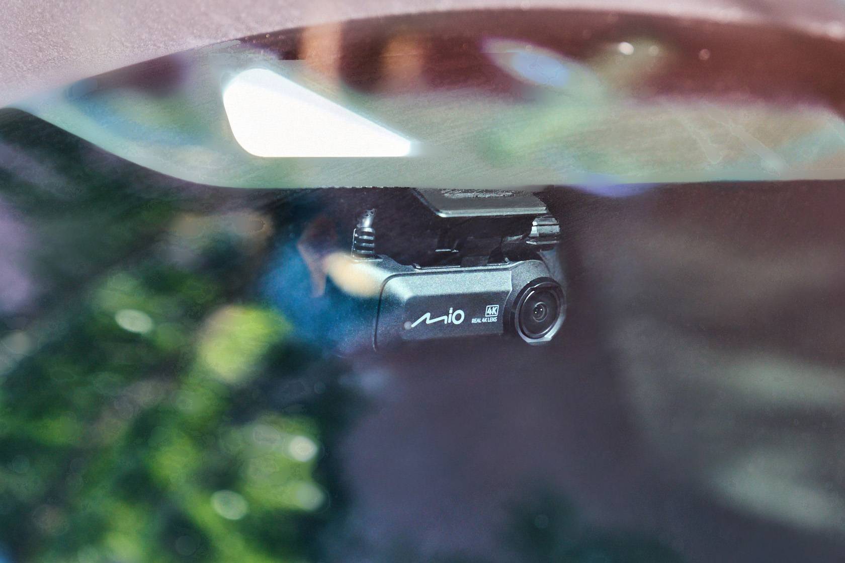 分離式鏡頭的另一個好處是可以避開前擋玻璃上原本的 ADAS 偵測區域。