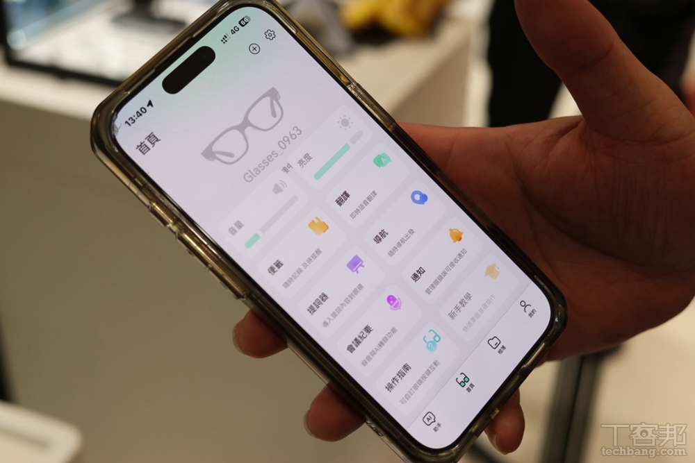 okid Glasses 樂奇 AI 智慧眼鏡以語音操作搭配大型 AI 模型，可處理翻譯、提詞、影像辨識、AI 問答、會議記錄、視覺化導航、通話、聽音樂與拍照錄影等需求。