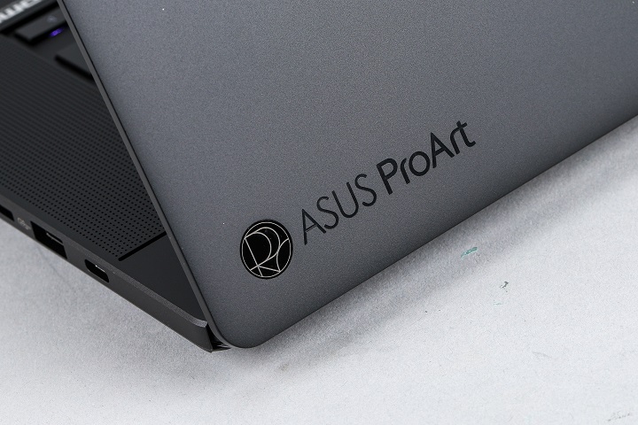機身左下角可見 ProArt 鏡面藝術 Logo，並採用隱形螢幕轉軸設計，也整體視覺更趨簡潔。