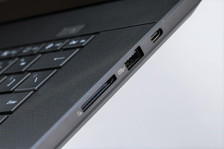 在輸出入埠部分，機身右側有 USB 3.2 Gen 2 Type-C 埠、一個 USB 3.2 Gen 2 Type-A 埠，以及 SD Express 7.0 讀卡機。