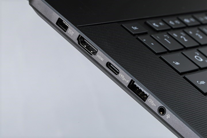 機身左側的輸出入埠有矩形電源輸入埠、HDMI 2.1 埠、一個 USB 4 Type-C 埠、一個 USB 3.2 Gen 2 Type-A 埠以及 3.5mm 複合式音訊插孔。