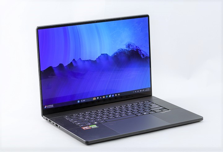 Asus ProArt P16（H7606）搭載 16 吋 ASUS Lumina Pro OLED 觸控螢幕，提供 4K、3840 x 2400 解析度，螢幕峰值亮度為 1,600 尼特，並加上抗反光塗層，有助於減少環境光線眩光。