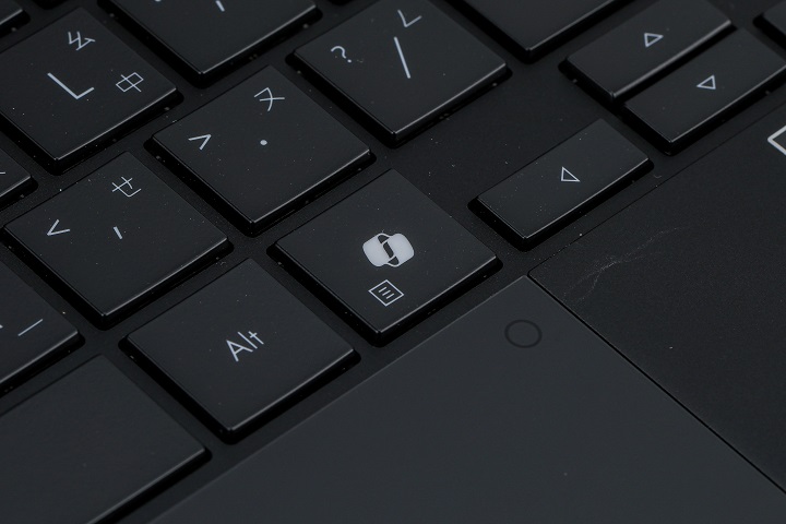 在方向鍵旁也還有獨立的 Copilot 鍵，可以快速啟動 Copilot。