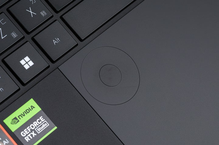 觸控板的左上方配置「Asus DialPad 繪圖旋鈕」，只要滑動觸控板的右上角即可輕鬆啟用。