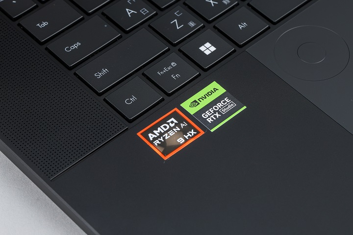 Asus ProArt P16（H7606）是搭載 AMD 平台的 AI PC，在機身上可見 AMD Ryzen AI 平台貼紙。