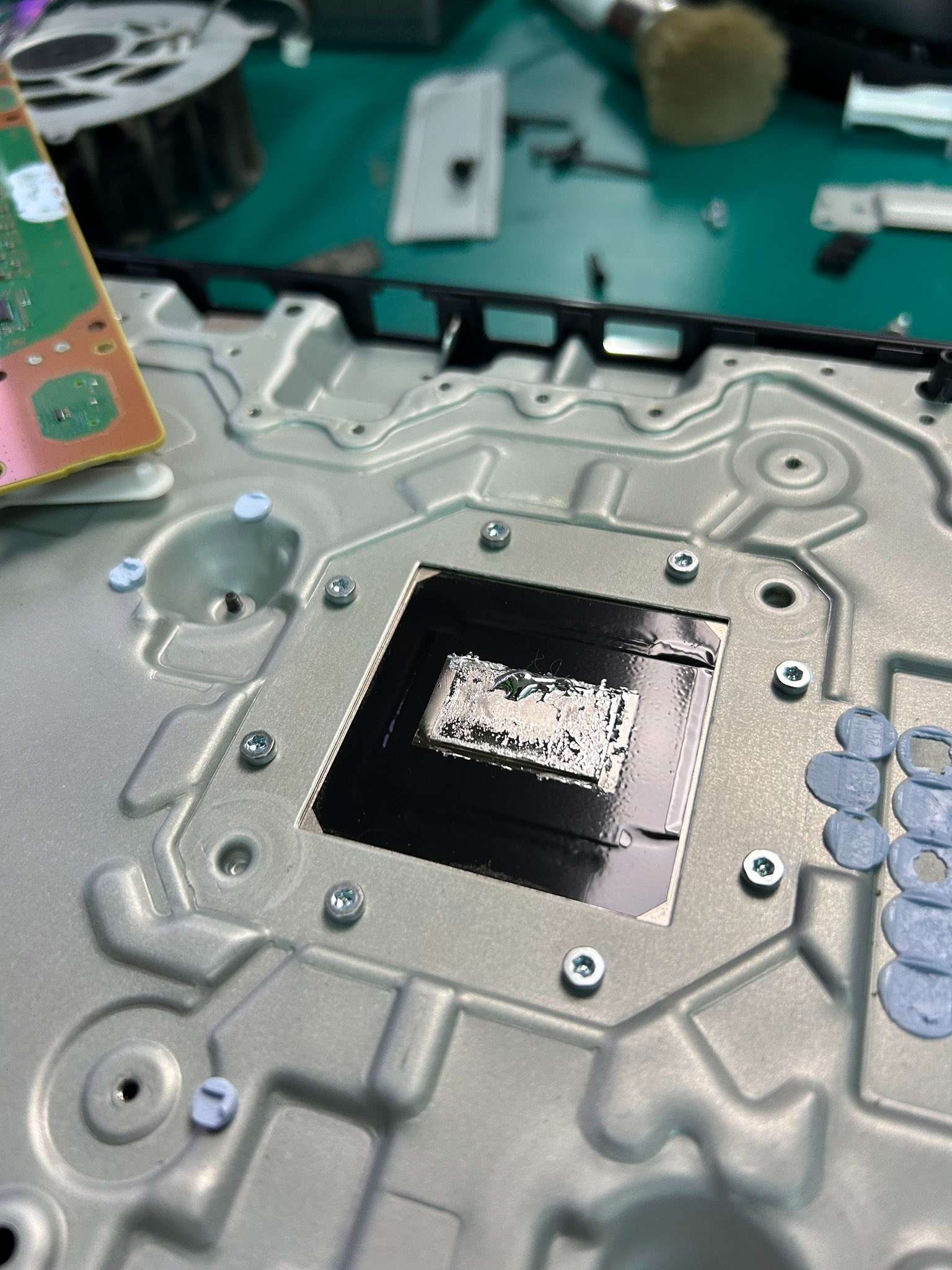 PS5 維修人員示警：不管直立或是倒放，液態金屬老化是通病、遲早都要拆機維修