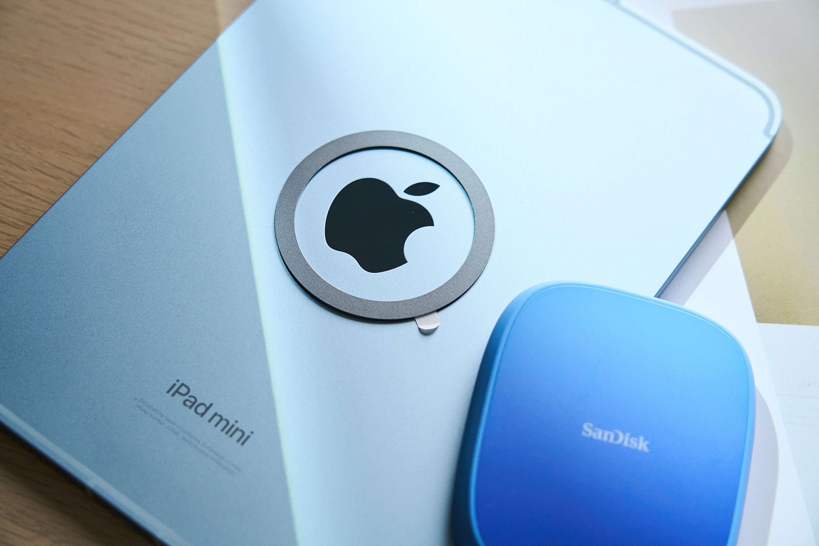 另附一組金屬磁吸環配件，可自行貼附於手機殼或未內建磁吸功能的行動裝置上，擴大了使用的範圍與相容彈性。