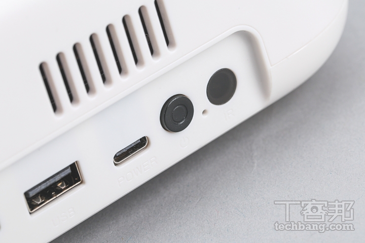 電源介面整合 USB-C 電源埠與實體電源鍵，可支援 65W PD 行動電源充電。