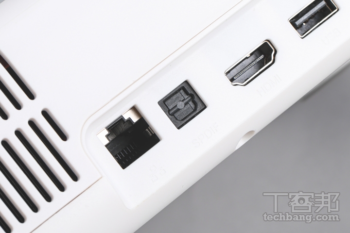 影音介面除 HDMI 2.0 及光纖音源輸出之外，還附有實體 RJ-45 100M 網路孔。