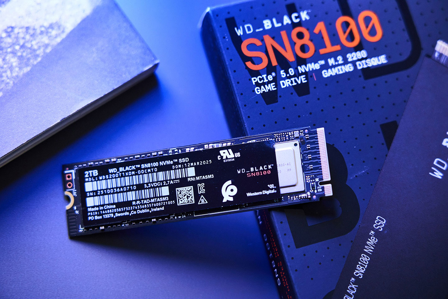 SANDISK Optimus GX PRO 8100 NVMe SSD 正面可以看到標示產品序號的貼紙標籤。