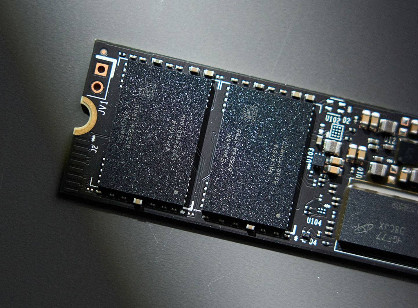 SSD 上兩組 1TB 容量的 NAND Flash 為 Sandisk 製造的 BiCS8 218 層 TLC 3D CBA NAND。