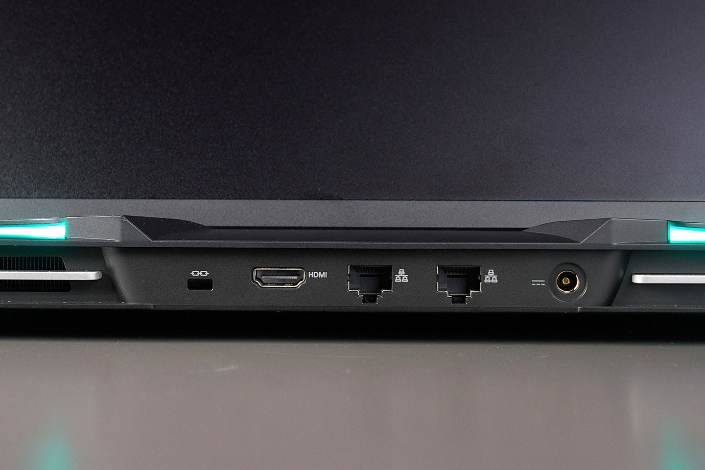 機身後側有電源接口、兩組 2.5 GbE 規格的 RJ-45 網路埠、HDMI 2.1 埠。