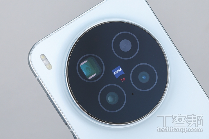 vivo X300 Pro 相機造型和前一代相同，不只強化鏡頭規格、防手震和閃光燈也升級。