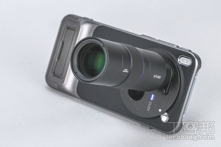 vivo X300 Pro 和 PGYTech 合作打造外接手機殼，拆裝需要點巧勁，不過裝上後還滿穩固的。