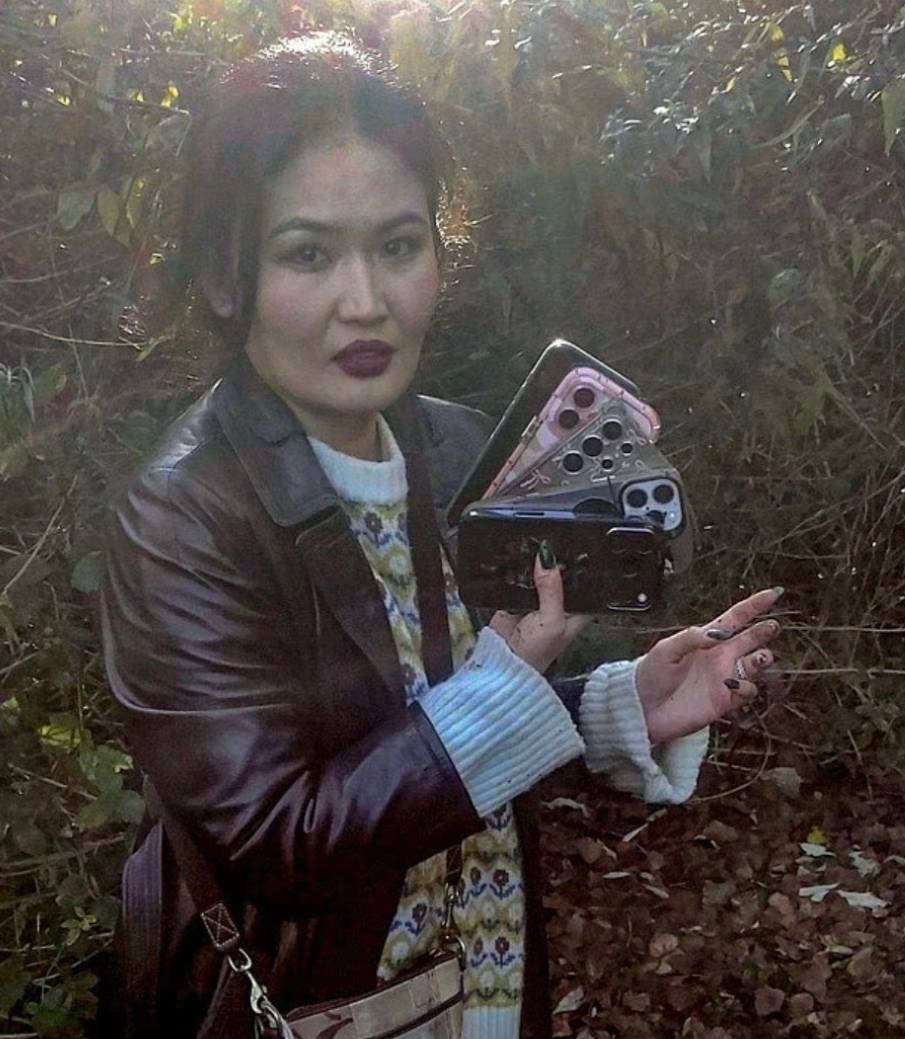 倫敦女用定位功能去公園挖自己的失竊手機，沒想到一次挖出5支連iPhone 17 Pro Max都有