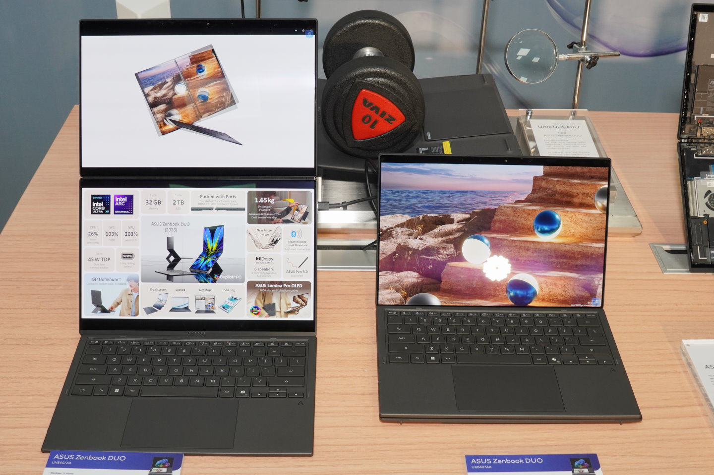 Zenbook Duo的分離式鍵盤設計帶來靈活的使用方式，除了可以當作一般筆記型電腦、雙螢幕筆記型電腦使用，也能將螢幕攤平擺放。