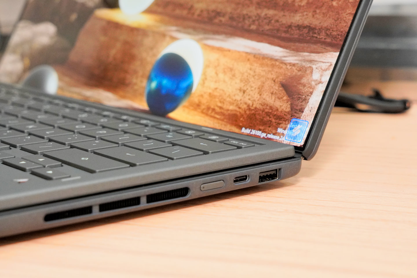 鍵盤採用實體機構，打字時的手感會比觸控螢幕上的虛擬鍵盤更為扎實。此外Zenbook Duo提供2組Thunderblot4，以及USB 3.2 Gen 2、HDMI 2.1、3.5 mm耳機麥克風複合端子各1組。