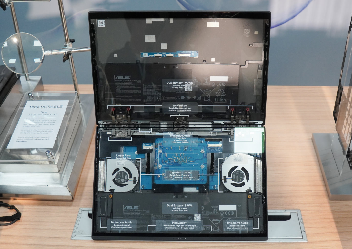 現場展示了Zenbook Duo的機身內部，2組電池能提供18小時雙螢幕影片播放續航力，若僅用單螢幕則可上看32小時，不過也讓機身重量達到較重的1.65 KG。