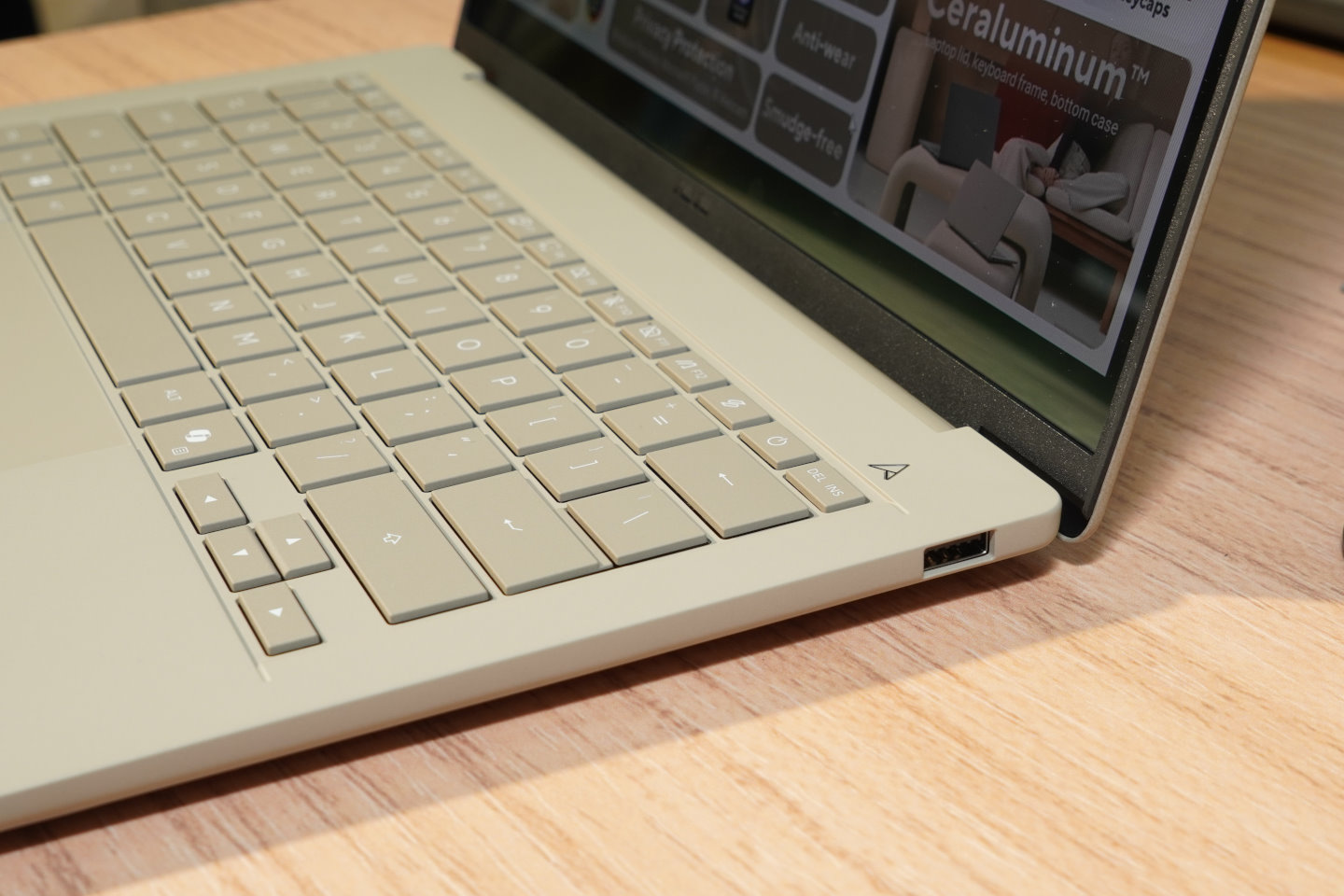 右側僅有USB 3.2端子。