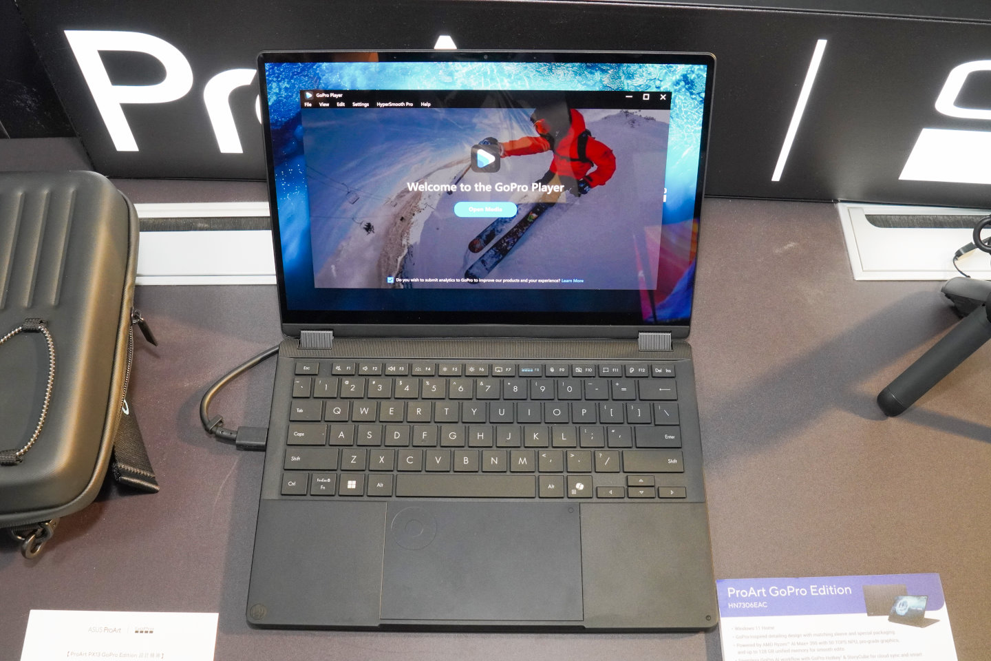 ProArt PX13搭載解析度為3K、顯示比例為16:10的13.3吋OLED面板顯示器，DCI-P3色彩覆蓋率達到100%。鍵盤的F8同時也是GoPro快速鍵。