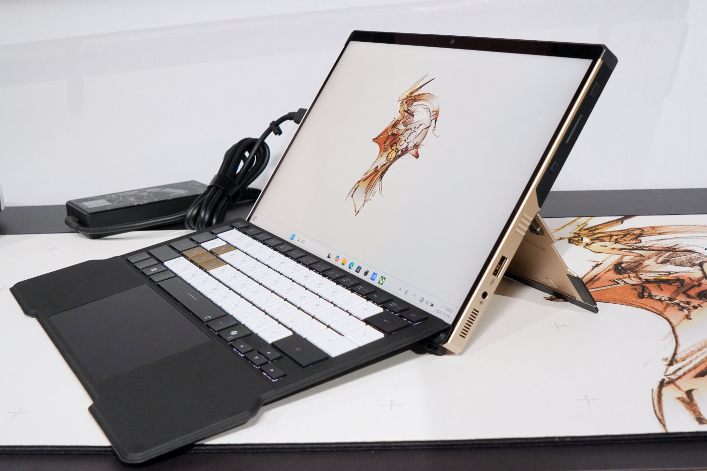 機身背面整合可調整角度的腳架，讓ROG Flow Z13-KJP可以做為筆記型電腦與平板電腦等不同模式使用。