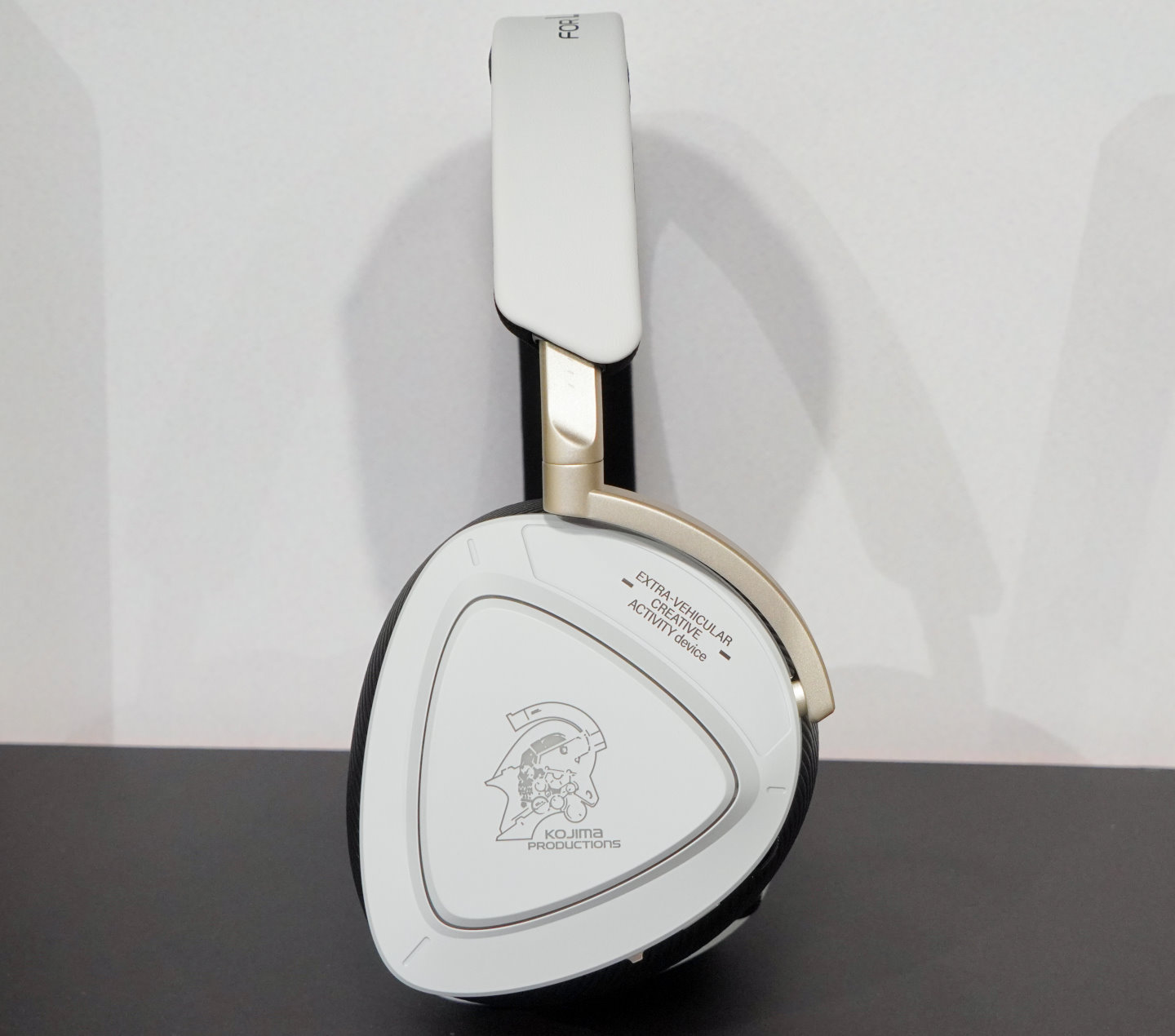 ROG Delta II-KJP耳機具有藍牙、2.4 Ghz無線、3.5 mm端子有線等3種不同連接模式。