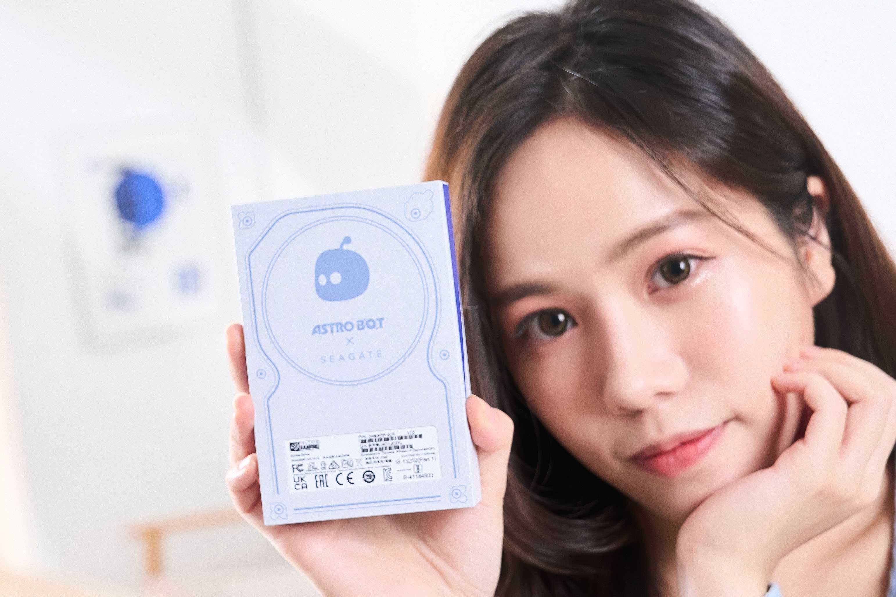 硬碟底部設計也不馬虎，標示有「Astro Bot x Seagate」的聯名字樣以及 Astro 的頭像。